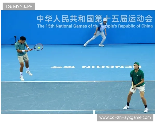 网球双打组合默契提升，发接配合更加合理